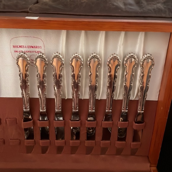 Holmes and Edwards inlaid silver plated flatware with wooden box - Picture 6 of 6